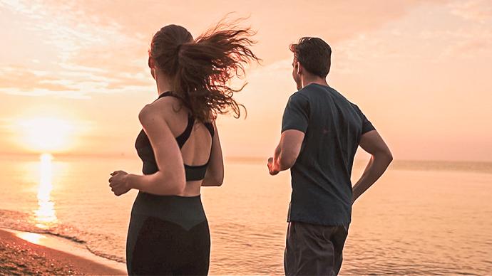 Kosttillskott för människor | Trikem Kvinna och man joggar på stranden