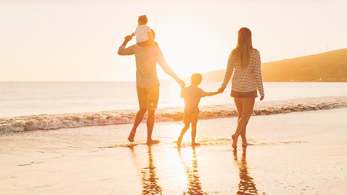 Familj som gåt på en strand